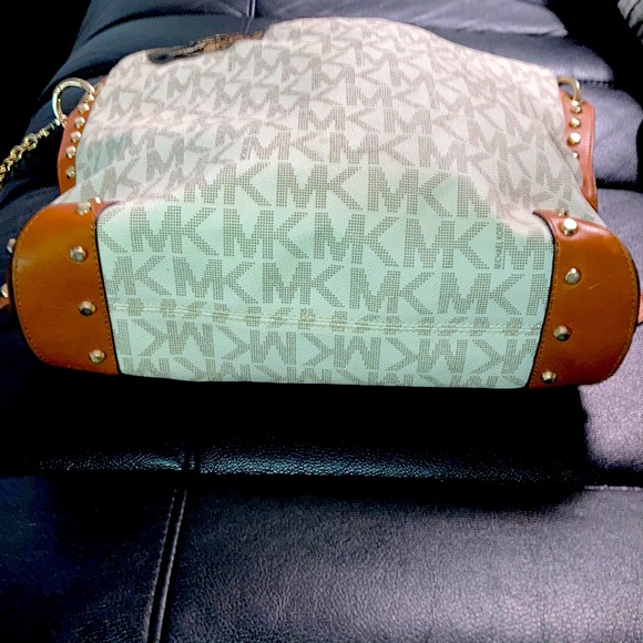 Michael Kors authentic bag adorned with classic logo Gold studs and purse charm - Picture 4 of 13